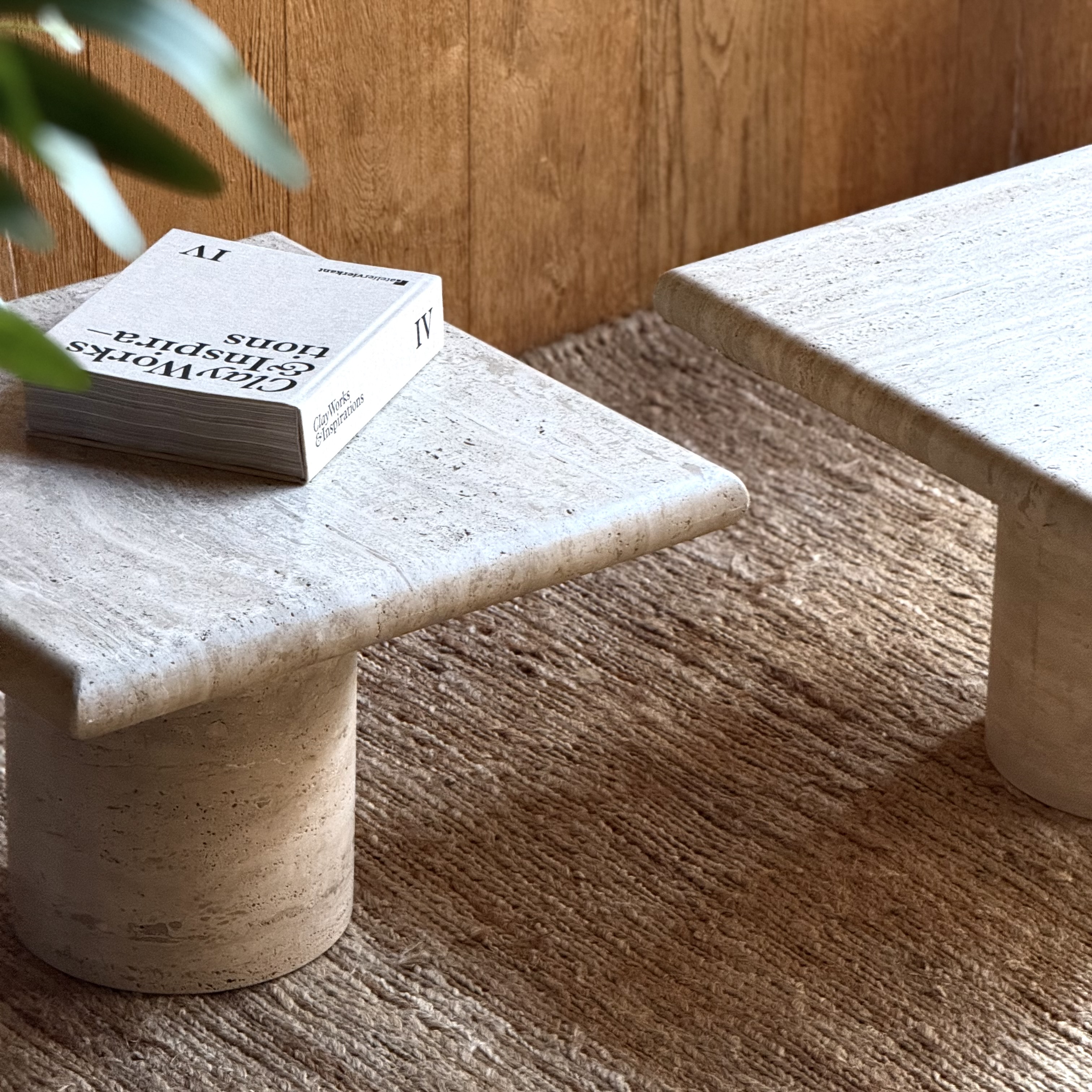 Tables d'appoints en travertin - Pièces Uniques