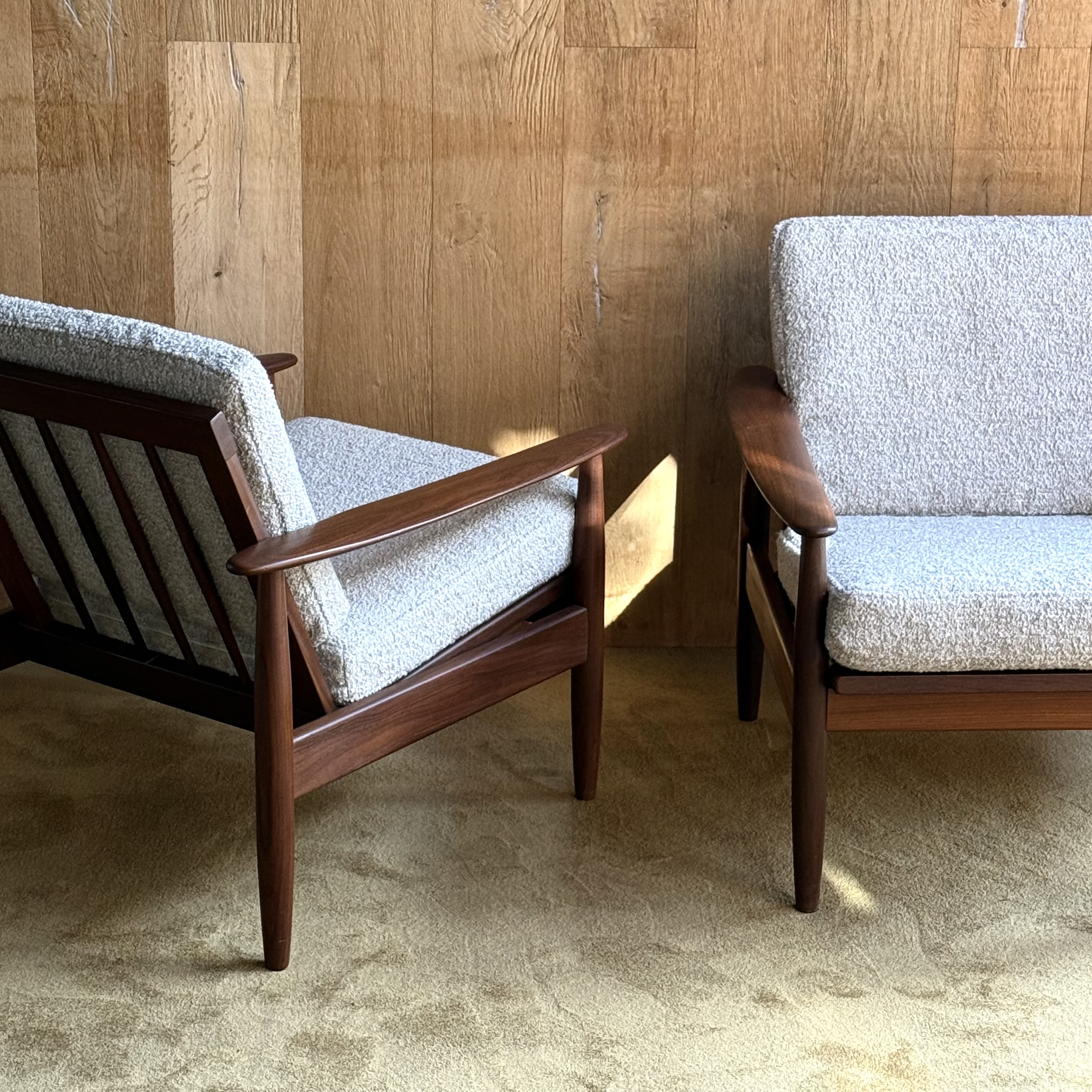 Paire de fauteuils, bois foncé - Pièce Unique